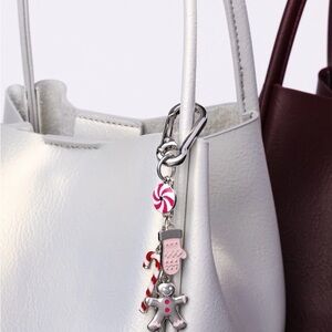 *NEW*  Paparazzi White and Pink Charm Handbag

“Holiday Moments”